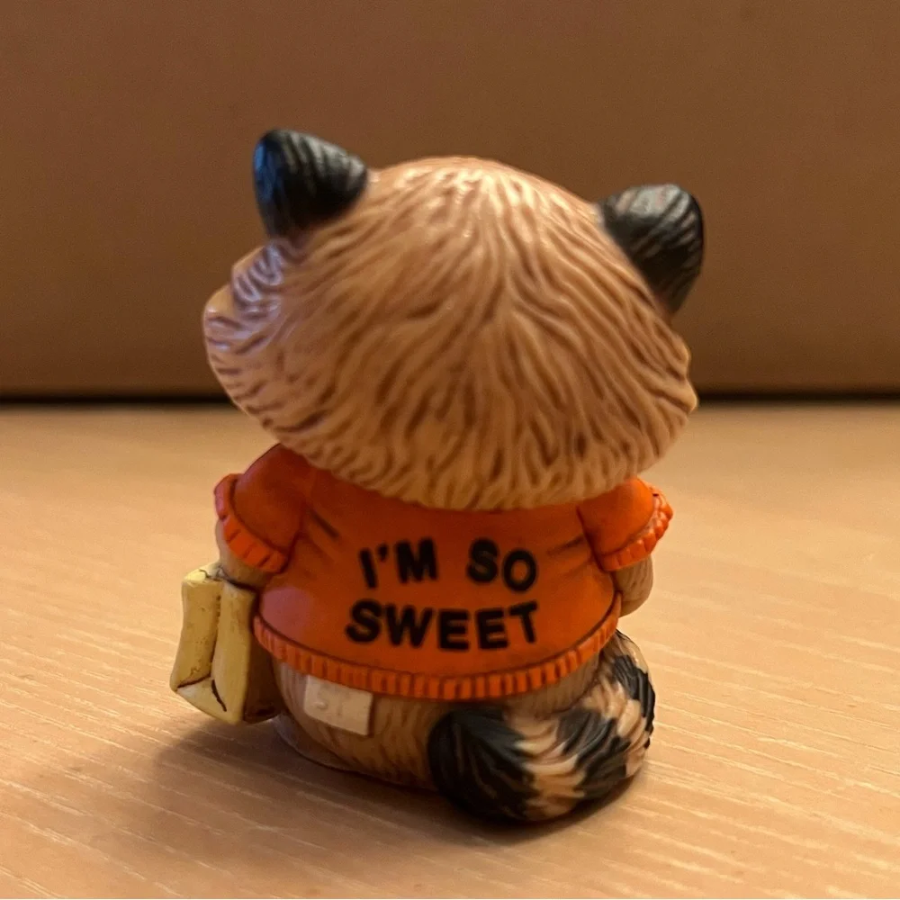 Hallmark vintage Merry Miniatures Halloween “Shirt Tales” figurine from 1983. - Picture 5 of 7